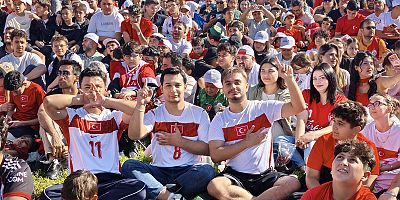 MİLLİ HEYECAN DEV EKRANDA YAŞANDI DÜNYA KUPASI COŞKUSU MİLLET BAHÇESİNE TAŞTI