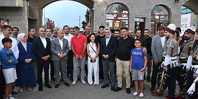 MİLLİ SPORCU YUSUF DİKEÇ, AĞUSTOS FUARI’NDA HEMŞEHRİLERİYLE BULUŞTU