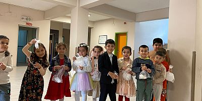 MİNİK ÖĞRENCİLERİN KARNE GÜNÜ BAYRAM HAVASINDA GEÇTİ