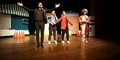 MİNİK TİYATROSEVERLER ‘ÇÖZÜM BAKANLIĞI’NI BÜYÜK BİR İLGİYLE TAKİP ETTİ