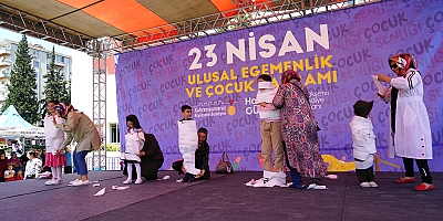 Büyükşehir Belediyesi tarafından 23 Nisan Ulusal Egemenlik ve Çocuk Bayramı dolayısıyla Milli İrade Meydanı’nda gerçekleştirilen ‘Çocuk Şenliği’nde minikler doyasıya eğlendi