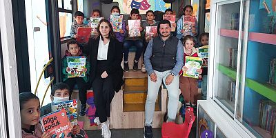 MOBİL ÇOCUK KÜTÜPHANESİ, MİNİK GÖNÜLLERE DOKUNMAYA DEVAM EDİYOR