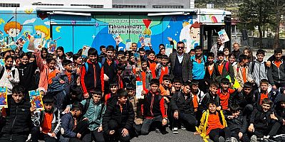 MOBİL ÇOCUK KÜTÜPHANESİ, MİNİK KALPLERE KİTAP SEVGİSİ AŞILAMAYA DEVAM EDİYOR