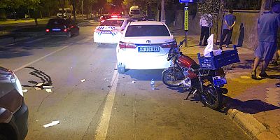 MOTOSİKLETİYLE PARK HALİNDEKİ OTOMOBİLE ÇARPAN KURYE YARALANDI 