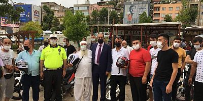 MÜDÜR CEBELOĞLU, MOTOSİKLET SÜRÜCÜLERİNE KASK HEDİYE ETTİ