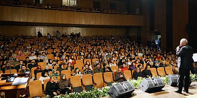 NURULLAH GENÇ, KAHRAMANMARAŞ’TA ŞİİRLERİYLE GÖNÜLLERE DOKUNDU
