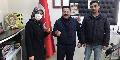 ÖĞRENCİ VELİSİ BULDUĞU BİLEKLİĞİ SAHİBİNE TESLİM ETTİ