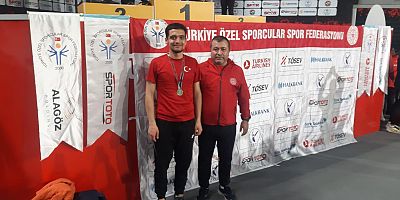 02-04 Aralık tarihlerinde İstanbul’da düzenlenen Türkiye Özel Sporcular Spor Federasyonu Atletizm Şampiyonasında Üniversitemiz Spor Bilimleri Fakültesi Antrenörlük Bölümü 1.Sınıf Öğrencisi Mehmet Arda