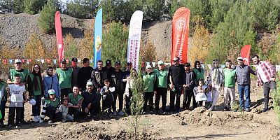 ÖĞRETMENLER VE AİLELERİ “YEŞİL VATAN” İÇİN FİDAN DİKTİ