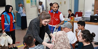 ONİKİŞUBAT BELEDİYESİ, HASTA VE YAKINLARINA MORAL OLDU