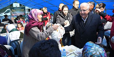 ONİKİŞUBAT BELEDİYESİ, İFTAR SOFRASINI KÜRTÜL MAHALLESİ’NE KURDU