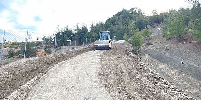 ONİKİŞUBAT BELEDİYESİ, KUMLAMA ÇALIŞMALARIYLA KIRSALDA YOL KONFORUNU ARTIRIYOR
