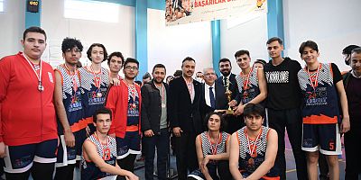 ONİKİŞUBAT BELEDİYESİ KURTULUŞ KUPASI SAHİBİNİ BULDU