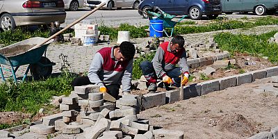 ONİKİŞUBAT BELEDİYESİ’NDEN 9 FARKLI MAHALLEDE EŞ ZAMANLI KALDIRIM VE YOL ÇALIŞMASI