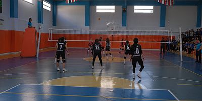 ONİKİŞUBAT BELEDİYESİ’NİN CUMHURİYET SPOR ŞÖLENİ’NDE FİNAL HEYECANI YAŞANDI