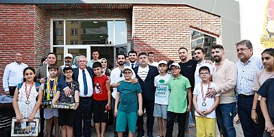1’i yarı olimpik olmak üzere ilçenin 7 farklı noktasına kazandırdığı kapalı havuzlarda yediden yetmişe tüm vatandaşlara ve çocuklara dört mevsim yüzme keyfini yaşatan Onikişubat Belediyesi