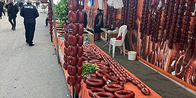 ONİKİŞUBAT BELEDİYESİ ZABITA EKİPLERİNDEN HALK SAĞLIĞINA TAVİZ YOK: 850 KİLOGRAM TARİHİ GEÇMİŞ SUCUK ELE GEÇİRİLDİ