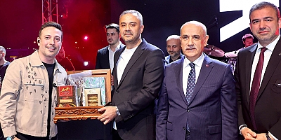 ONİKİŞUBAT GENÇLİK FESTİVALİ’NİN İLK KONSERİNDE OĞUZHAN KOÇ SAHNE ALDI