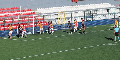 ONİKİŞUBATSPOR, DİYARBAKIRSPOR'U 1-0 YENEREK ZİRVE TAKİBİNİ SÜRDÜRDÜ