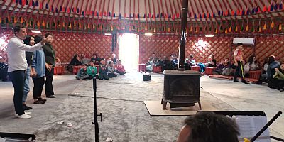 OTANTİK ÇADIRDA DEPREMZEDE ÖĞRENCİLERE MÜZİK ŞÖLENİ