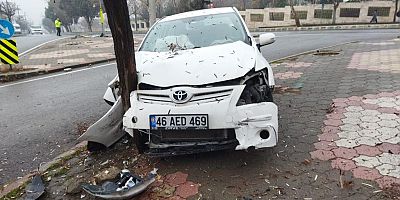 KAHRAMANMARAŞ’TA KONTROLDEN ÇIKAN OTOMOBİL AĞACA ÇARPTI