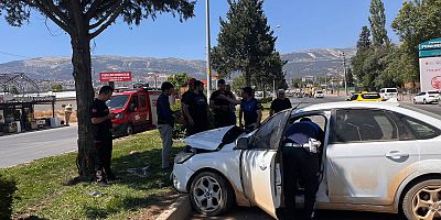 OTOMOBİL REFÜJE ÇARPTI: 4 YARALI