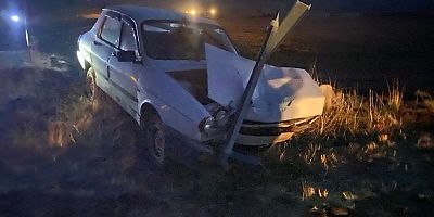 OTOMOBİL TRAFİK LEVHASINA ÇARPTI: 1 YARAL