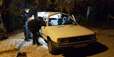OTOMOBİLDE ÇAKMAK GAZI BOMBA GİBİ PATLADI: 3 YARALI