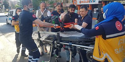OTOMOBİLİN ÇARPTIĞI MOTOSİKLET SÜRÜCÜSÜ YARALANDI
