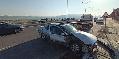 OTOMOBİLİYLE POLİS NOKTASINA DALDI: 1’İ POLİS 3 YARALI