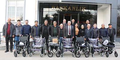 PAZARCIK BELEDİYE BAŞKANI HAYDAR İKİZER, ÖZEL GEREKSİNİMLİ BİREYLER İÇİN AKÜLÜ TEKERLEKLİ SANDALYELERİ TESLİM ETTİ