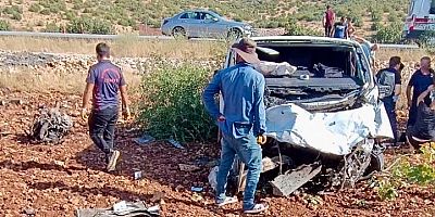 PAZARCIK’TA HAFİF TİCARİ ARAÇ TARLAYA UÇTU: 2 YARALI