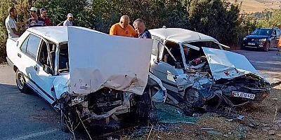 PAZARCIK’TA İKİ OTOMOBİL KAFA KAFAYA ÇARPIŞTI: 3 YARALI