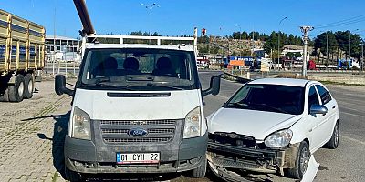 PAZARCIK’TA OTOMOBİL PARK HALİNDEKİ KAMYONA ÇARPTI: 3 YARALI