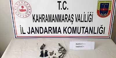 Kahramanmaraş’ın Pazarcık ilçesinde jandarma ekiplerince yapılan denetimlerde durdurulan bir araç içerisinde bulunan 1 kişi üzerinde ruhsatsız tabanca bulundu.