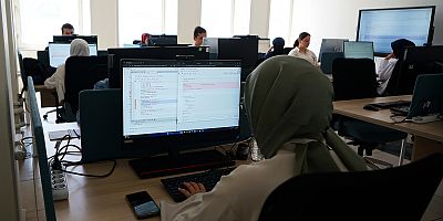 PUSULA MARAŞ BİLİM AKADEMİSİ’NDE GENÇLER GELECEĞE KOD YAZIYOR