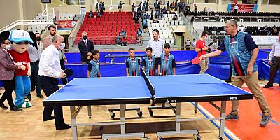 RAKETİNİ KARDEŞLİK İÇİN SALLA MASA TENİSİ TURNUVASI