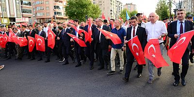 REKTÖR PROF. DR. ALPTEKİN YASIM, ŞEHİR PROTOKOLÜ İLE BİRLİKTE 15 TEMMUZ DEMOKRASİ VE MİLLİ BİRLİK GÜNÜ ETKİNLİKLERİNE KATILDI