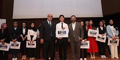 ŞAHBAZ DERNEĞİ’NDEN FİLİSTİN TEMALI KONUŞMA YAPAN ÖĞRENCİYE UMRE HEDİYESİ