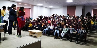 SAHNE MARAŞ EKİNÖZÜ’NDE MİNİKLER İÇİN SAHNE ALDI