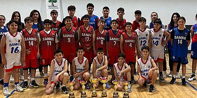SANKO OKULLARI BASKETBOL TAKIMLARININ ŞAMPİYONLUK SEVİNCİ