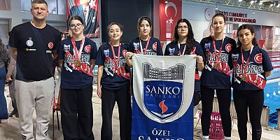 SANKO OKULLARI GENÇ KIZ YÜZME TAKIMI BÖLGE ŞAMPİYONU OLDU