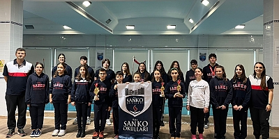 SANKO OKULLARI YÜZMEDE ÜÇ KUPA KAZANDI 