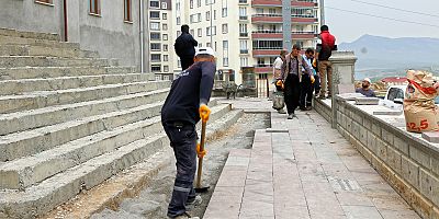 ŞEHİTLER CAMİİ’NDE ÇEVRE DÜZENLEME ÇALIŞMALARI GERÇEKLEŞTİRİLİYOR