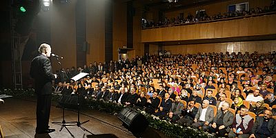 SEVİLEN SANATÇI ÖZHAN, KAHRAMANMARAŞ’TA SESLENDİRDİĞİ ESERLERLE GÖNÜLLERE DOKUNDU