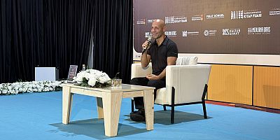 SEVİLEN YAZAR KAHRAMAN TAZEOĞLU, KAFUM’DA OKURLARIYLA BİR ARAYA GELDİ