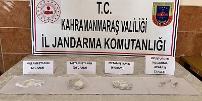 SEYİR HALİNDEKİ OTOMOBİLDE UYUŞTURUCU ÇIKTI