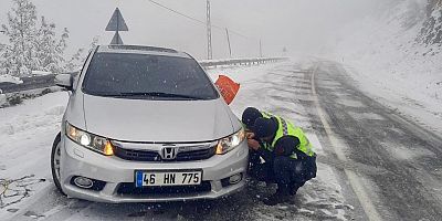 SÜRÜCÜLERİN YARDIMINA JANDARMA KOŞTU 
