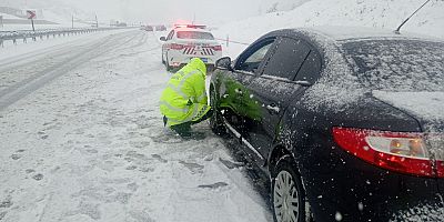 SÜRÜCÜLERİN YARDIMINA JANDARMA KOŞTU

 Kahramanmaraş’ta kar yağışı nedeniyle yolda kalan