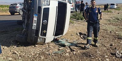 TARIM İŞÇİLERİNİ TAŞIYAN MİNİBÜS DEVRİLDİ: 12 YARALI
